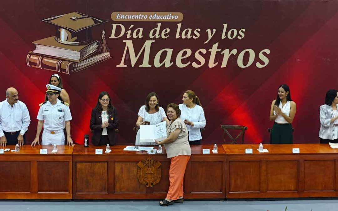Resalta gobernadora Rocío Nahle labor del magisterio, entrega reconocimientos a profesores en ‘Día del Maestro’