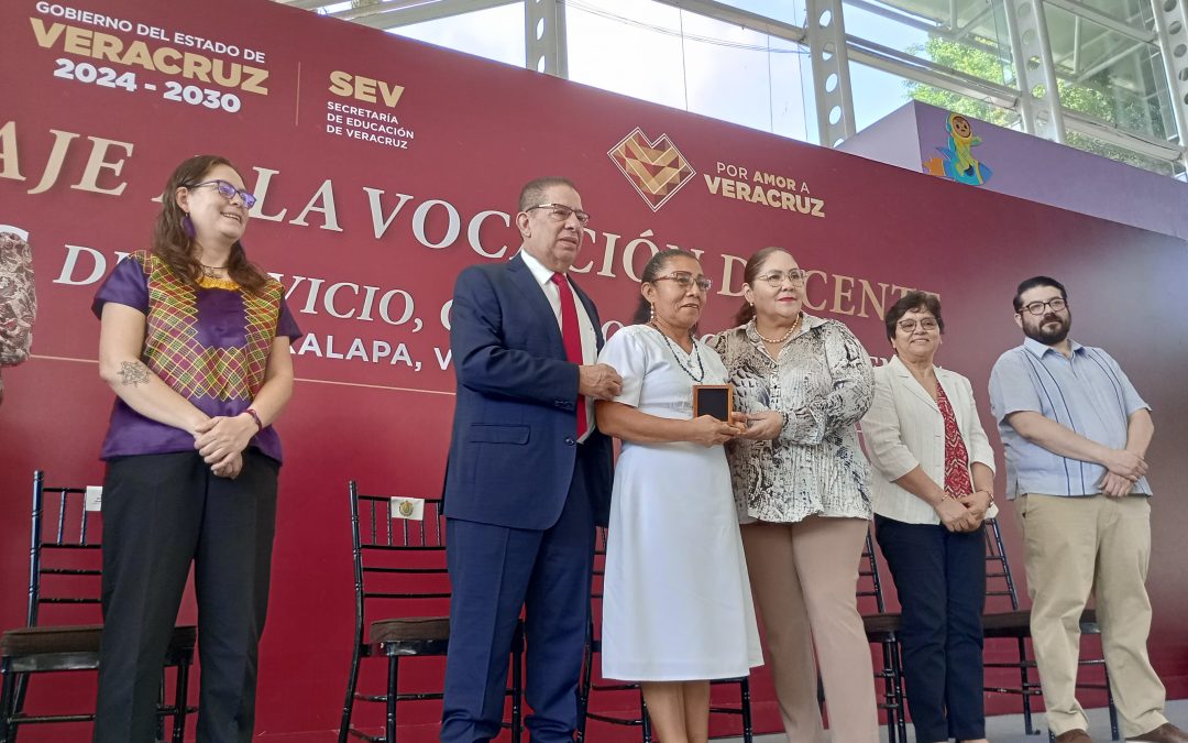 La Gobernadora del Estado de Veracruz rindió homenaje a la vocación docente.