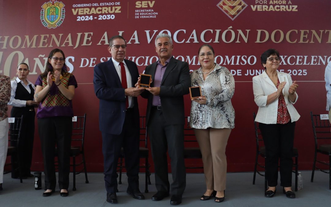 Reconoce Gobierno de Veracruz trayectoria de docentes con 40 años de servicio