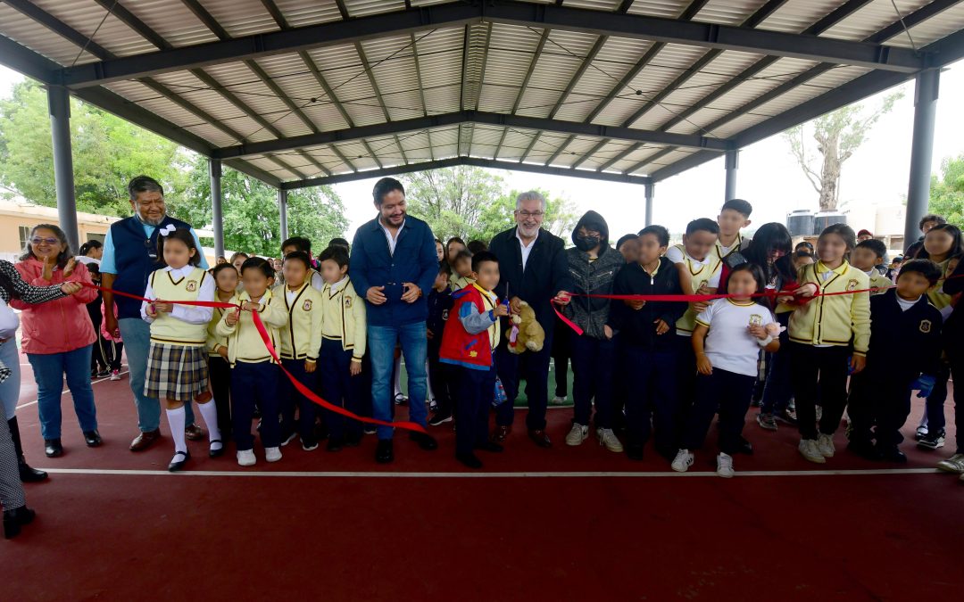 Entrega Alberto Islas domo en la primaria “Revolución”