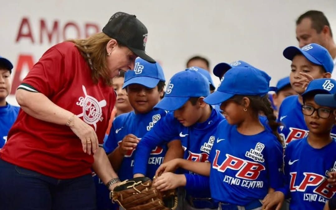 Rocío Nahle lanza la primera bola en campeonato de Ligas Pequeñas