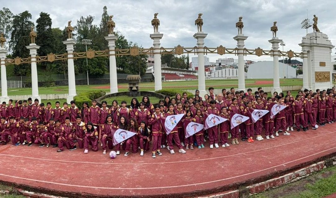 Abanderan a delegación que participará en Juegos Deportivos Nacionales Escolares 
