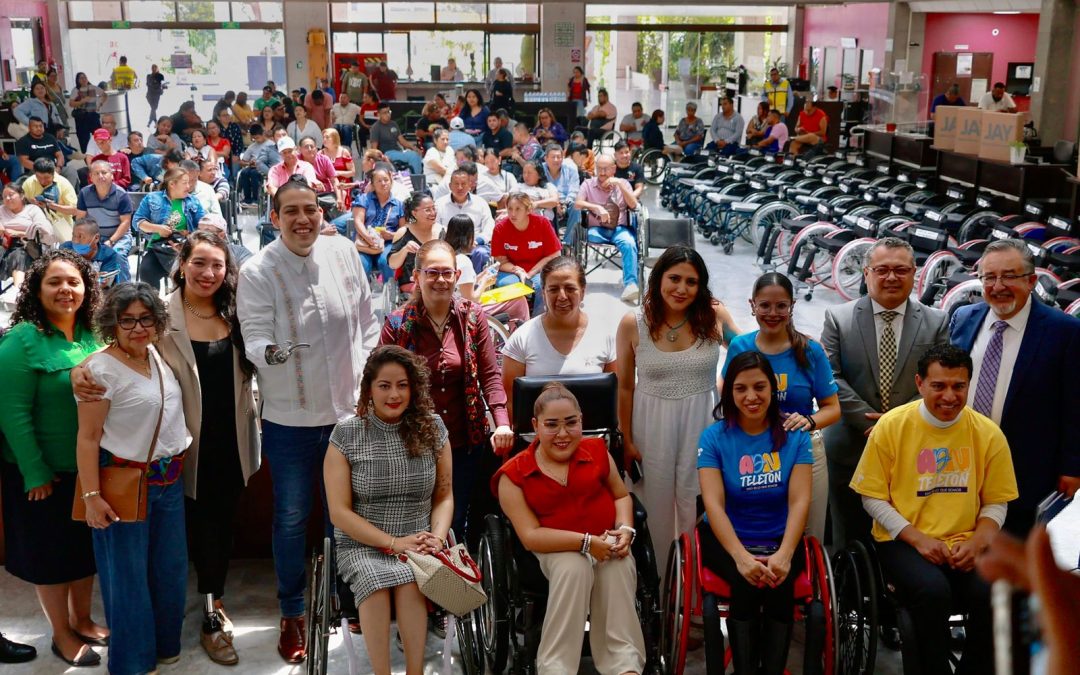 Atestigua Tanya Viveros la entrega de sillas de ruedas a personas con discapacidad