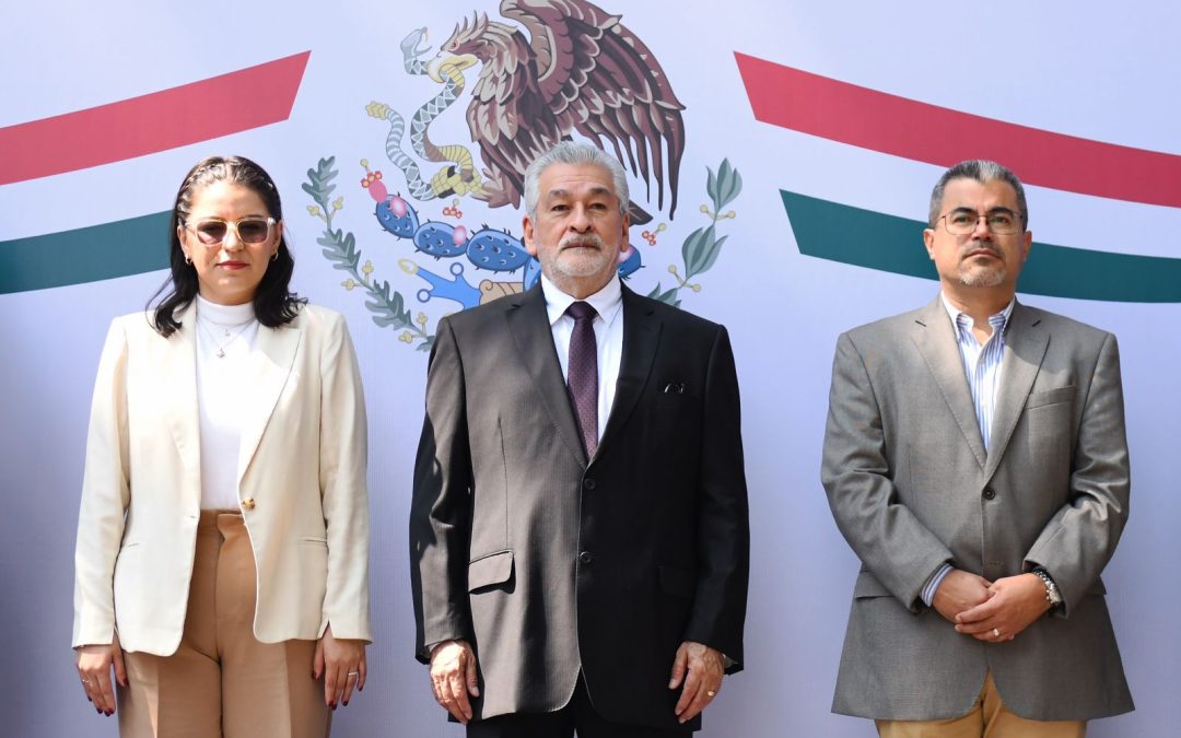 Asiste Alberto Islas a izamiento de la Bandera Nacional
