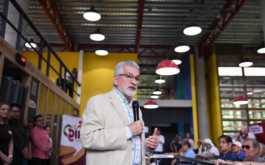 Entrega Alberto Islas prótesis y apoyos funcionales a personas con discapacidad