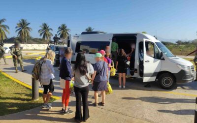 Personal naval brinda apoyo en el traslado de 15 turistas afectados por bloqueos carreteros tras los eventos ocurridos el pasado domingo