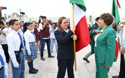 Reafirma Ayuntamiento de Veracruz valores cívicos con renovación y entrega de 231 banderas