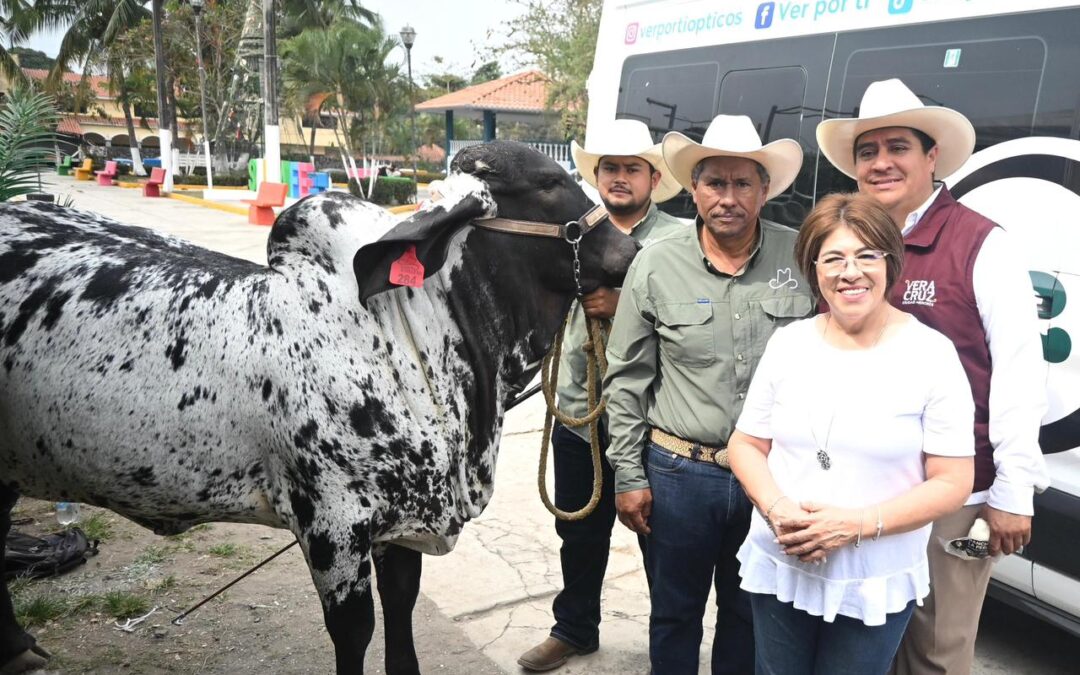 Acerca Ayuntamiento de Veracruz insumos y oportunidades a productores agropecuarios
