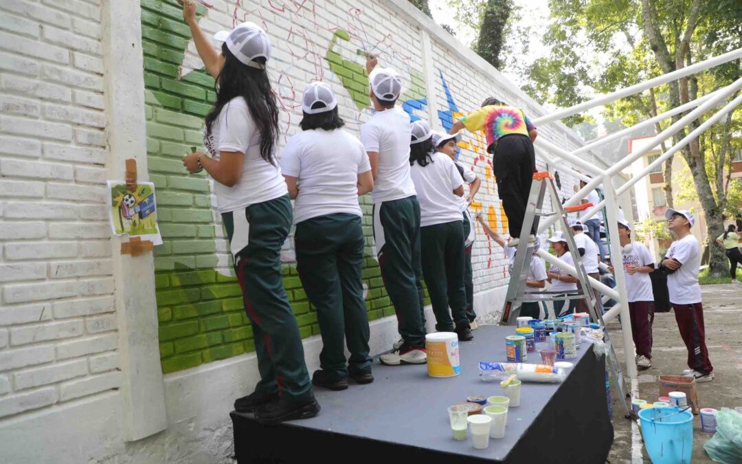 Juventudes transforman espacios con Tequios por la Tierra y Murales Mundialistas