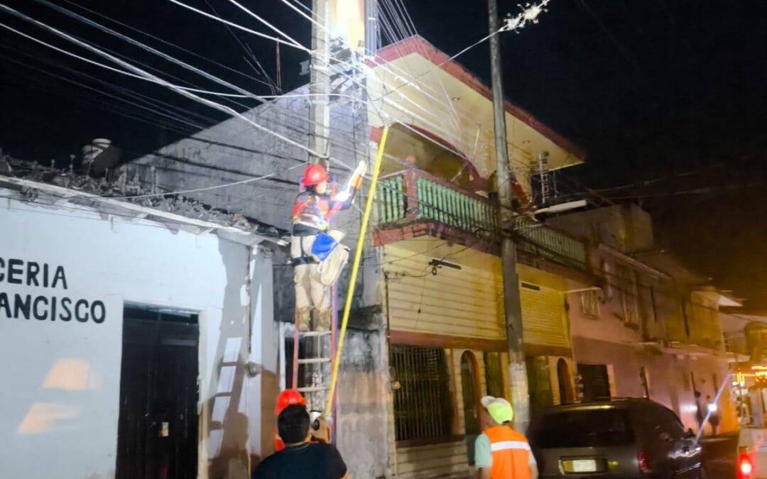 Atienden emergencia por colapso de líneas eléctricas en Misantla