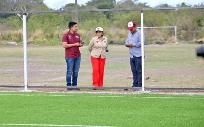 Supervisa alcaldesa de Veracruz construcción de canchas de futbol en el municipio