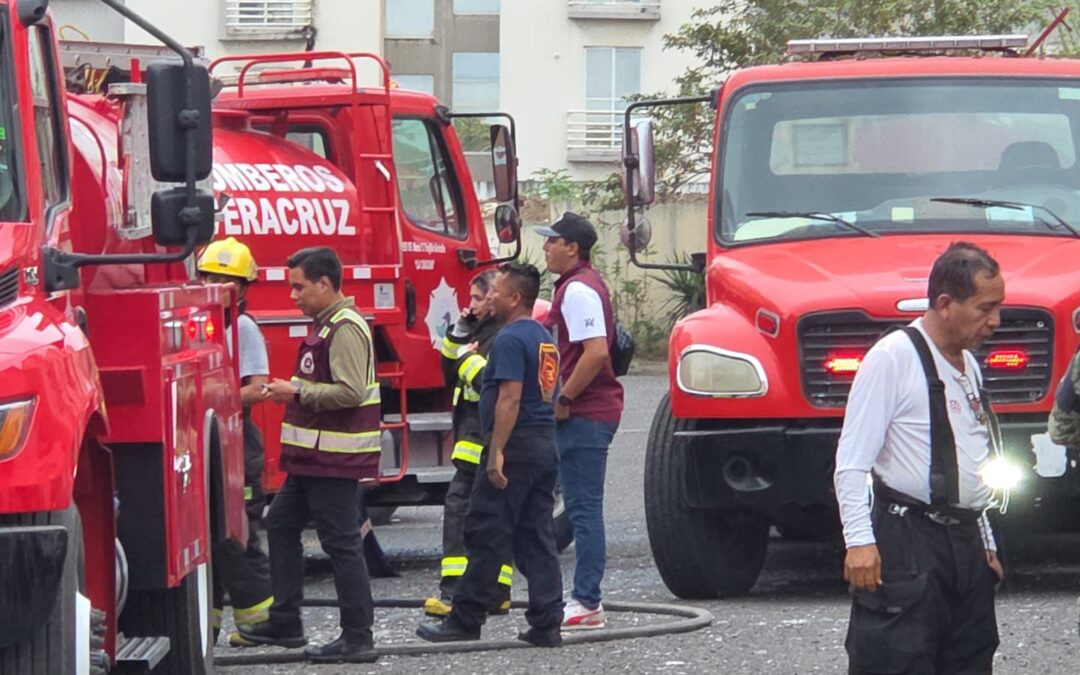 Atienden Bomberos y PC municipal de Veracruz incendio tras explosión en Rincón de Palma Real