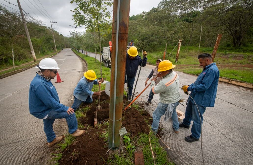 Personal de Alumbrado Público trabaja en restablecer luminarias en el fraccionamiento Las Fuentes